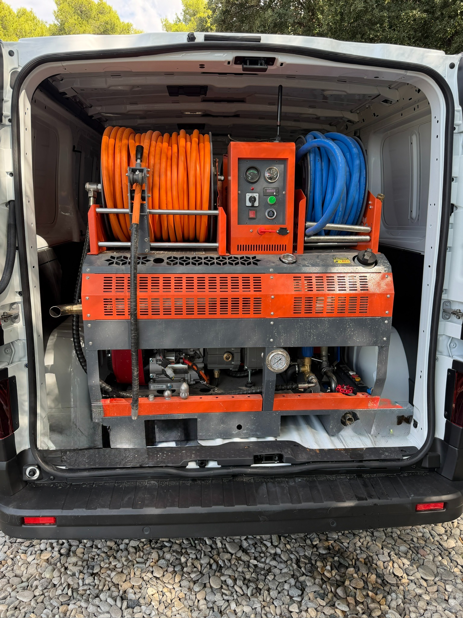 Groupe hydrocureur haute pression 350 bars embarqué dans le fourgon